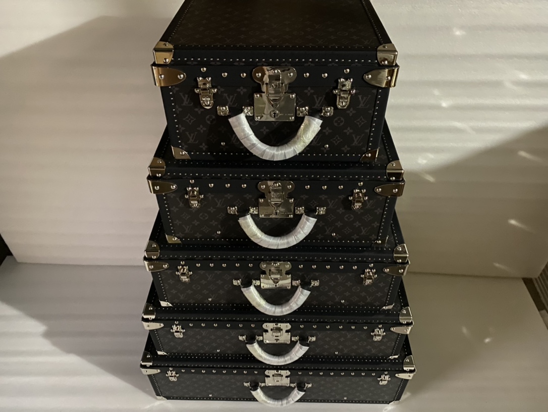 【ルイヴィトン】トランク型小物収納ボックス ブラックフローラル柄 上質な仕上げ 高級感のある収納ケース - 画像 4