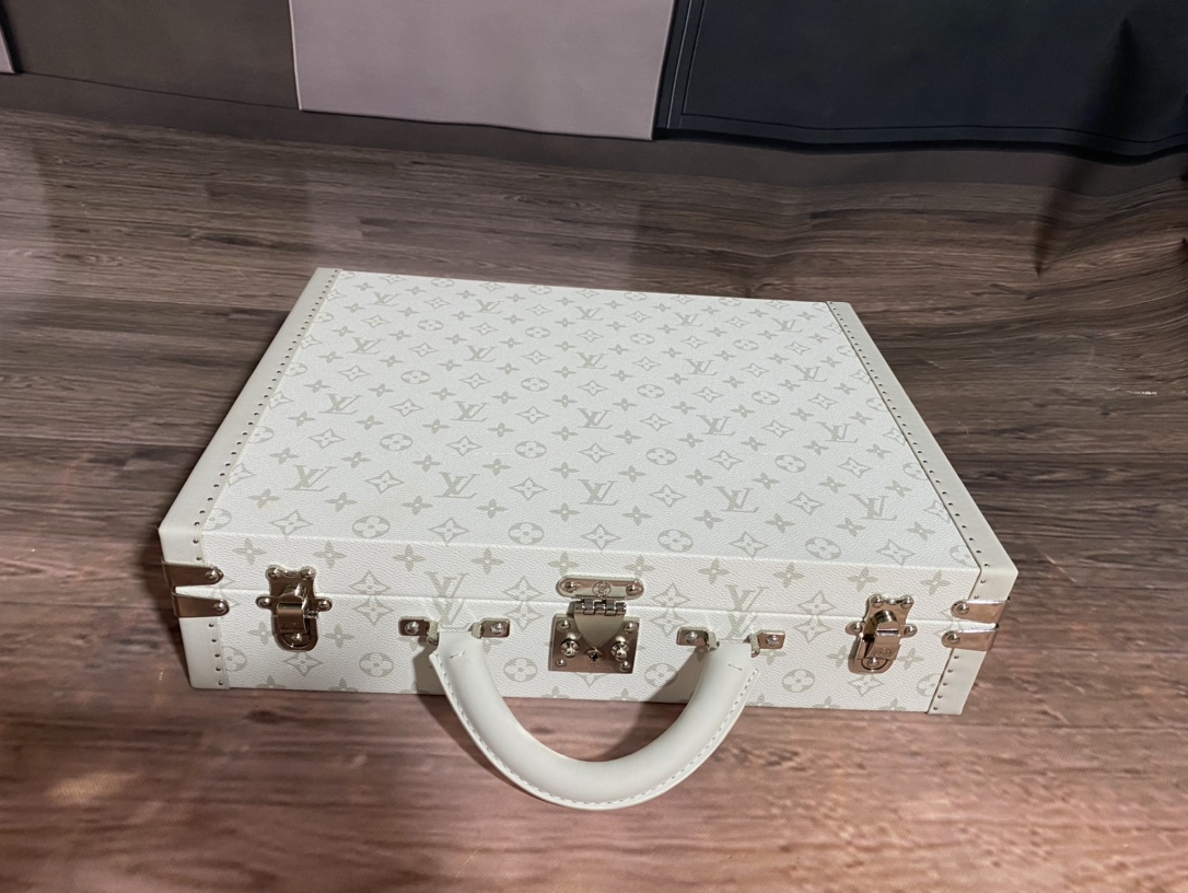 【ルイヴィトン】トランク型 小物収納ボックス モノグラム 白花模様 上品な雰囲気 高級感のある逸品