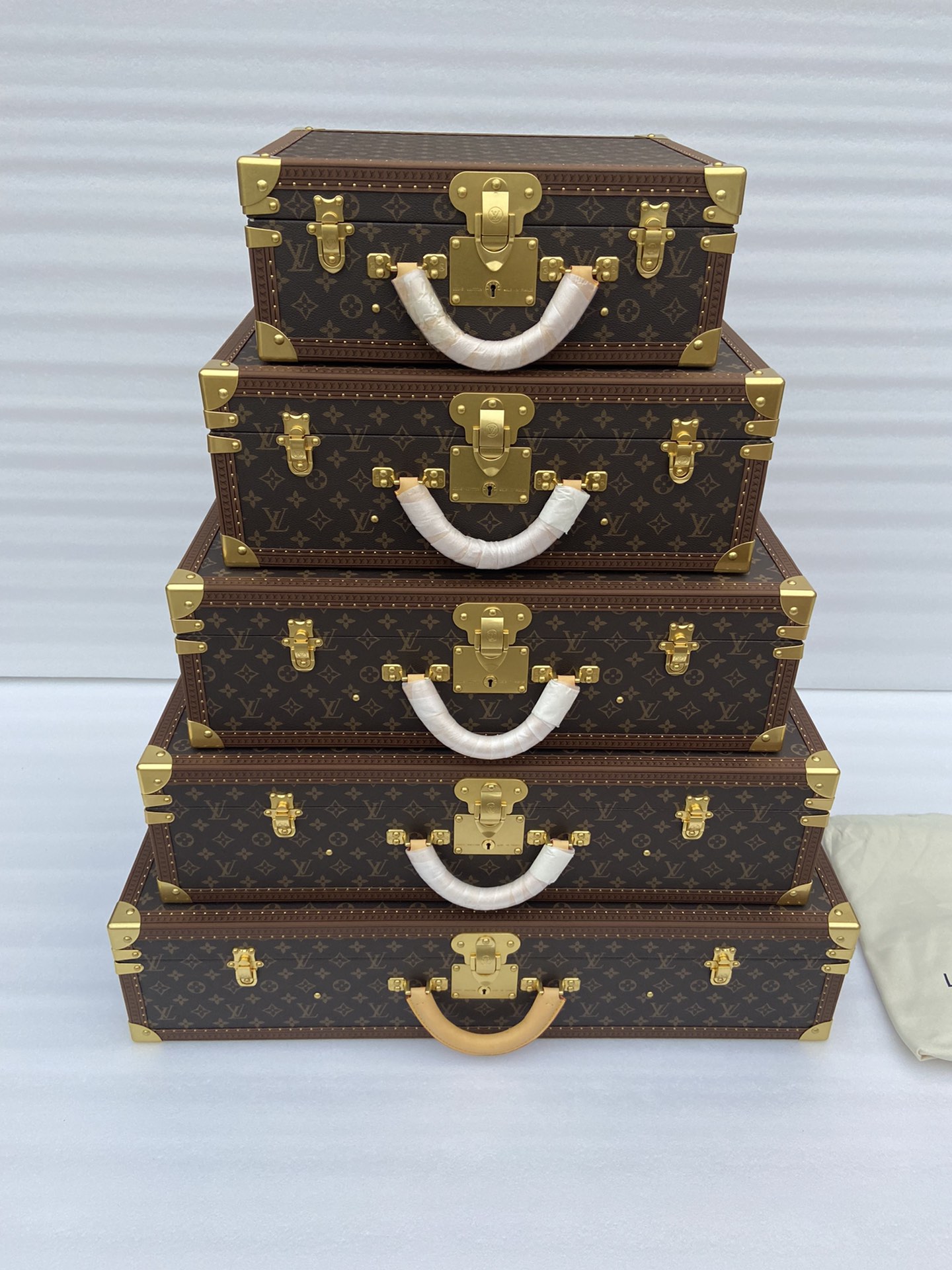 【ルイヴィトン】トランク型小物収納ボックス モノグラム柄 上質レザー 高級感のある逸品 ギフトにも最適