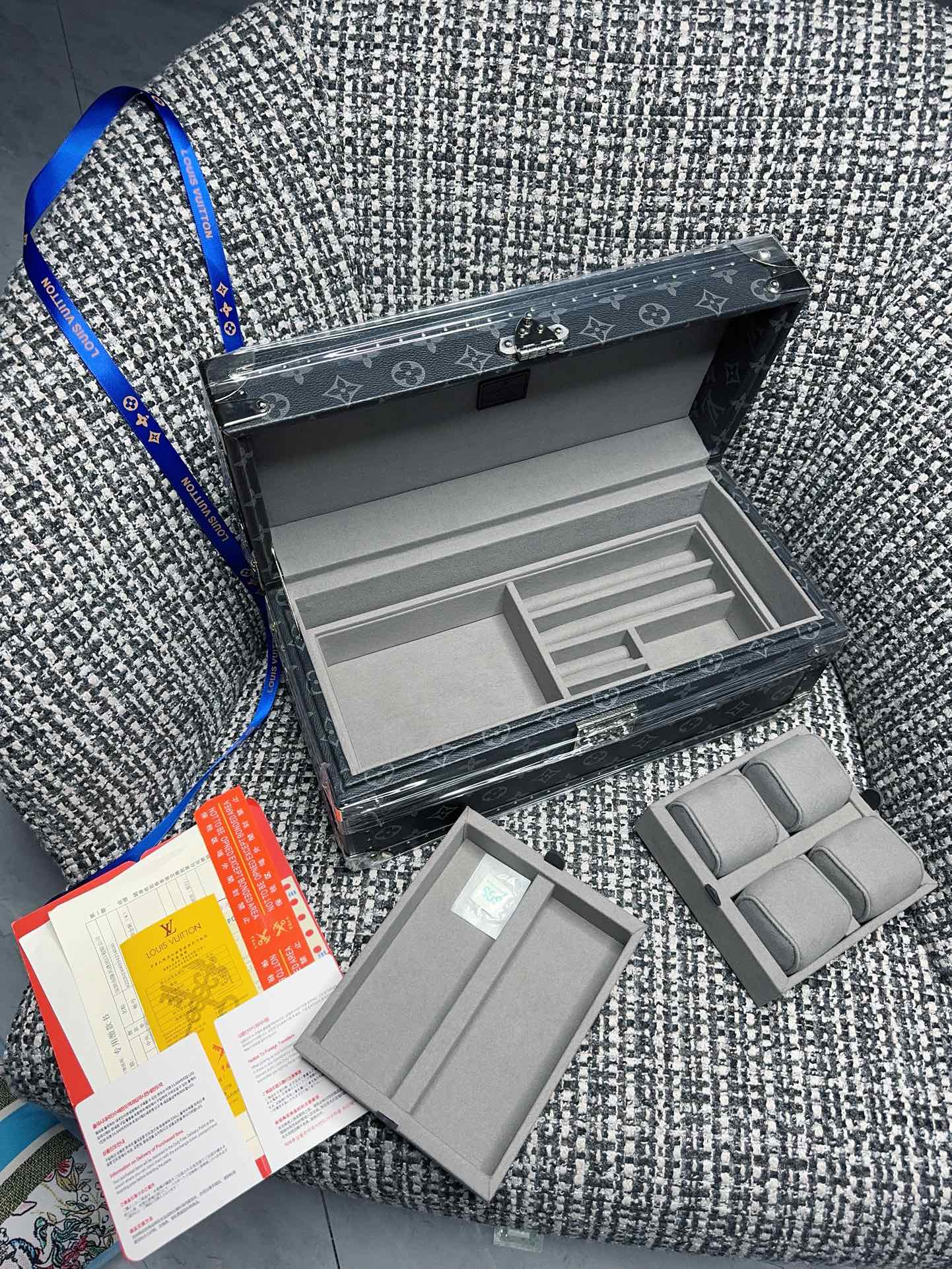 【ルイヴィトン】トランク型 アクセサリーボックス モノグラム帆布 多機能収納 高級感のある逸品 ギフトに最適 - 画像 3