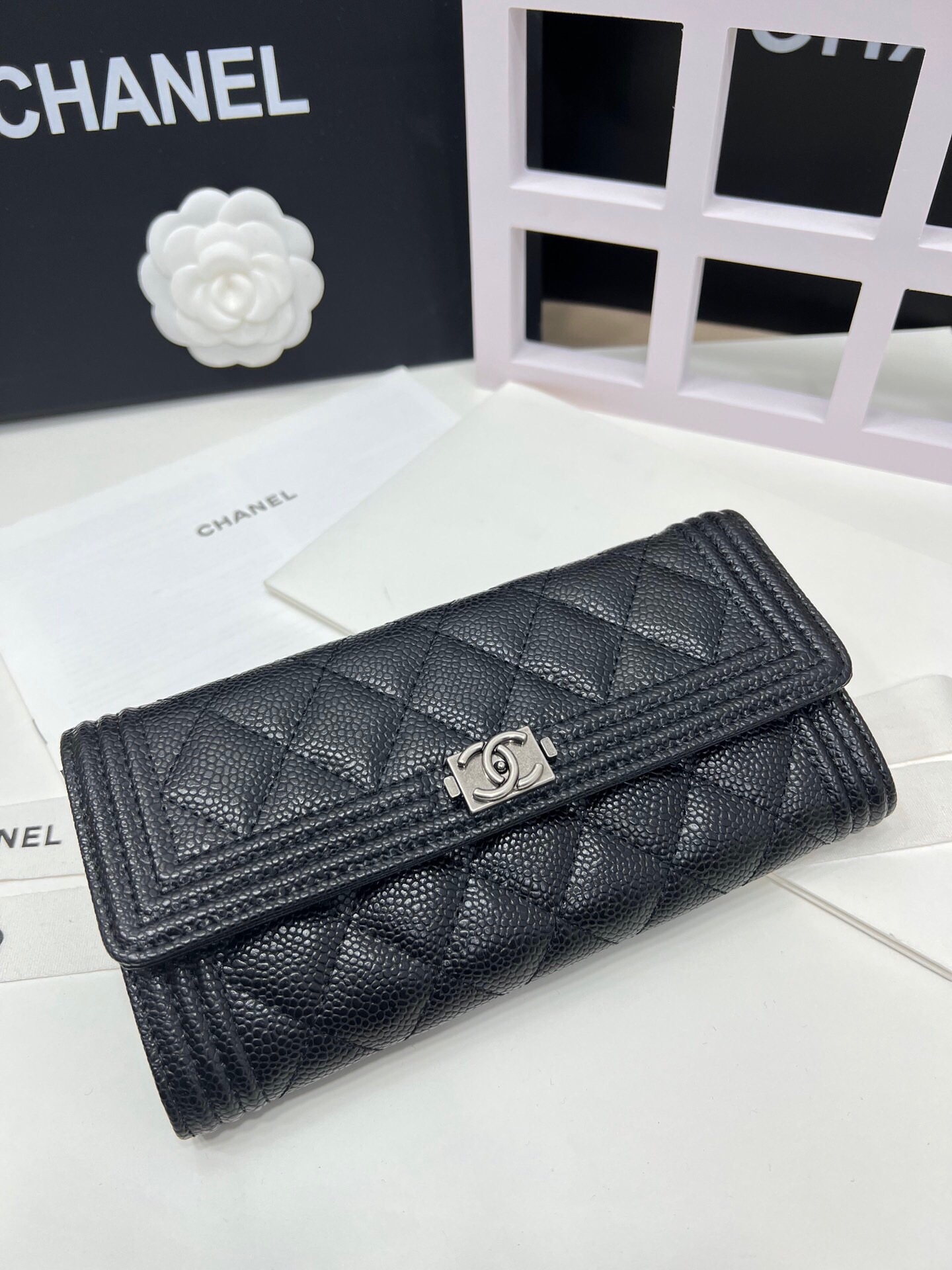 【シャネル】キャビアスキン トリプリーツウォレット ココマーク金具 上品なブラックの長財布