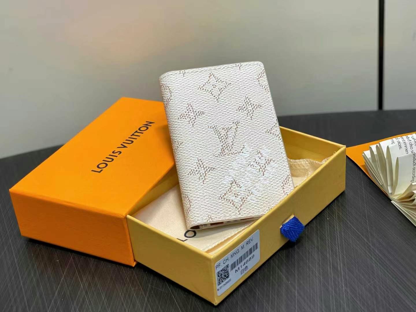 ルイヴィトン（LOUIS VUITTON） 長財布 モノグラム柄 クラシックなデザイン 金具美品 上質な革製 上品で高級感あふれる逸品