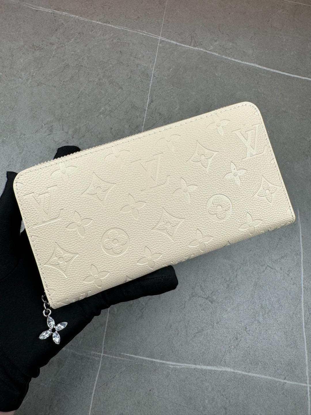 ルイ・ヴィトン モノグラムキャンバス 上質な長財布 ビジネスから普段使いまで重宝する定番モデル