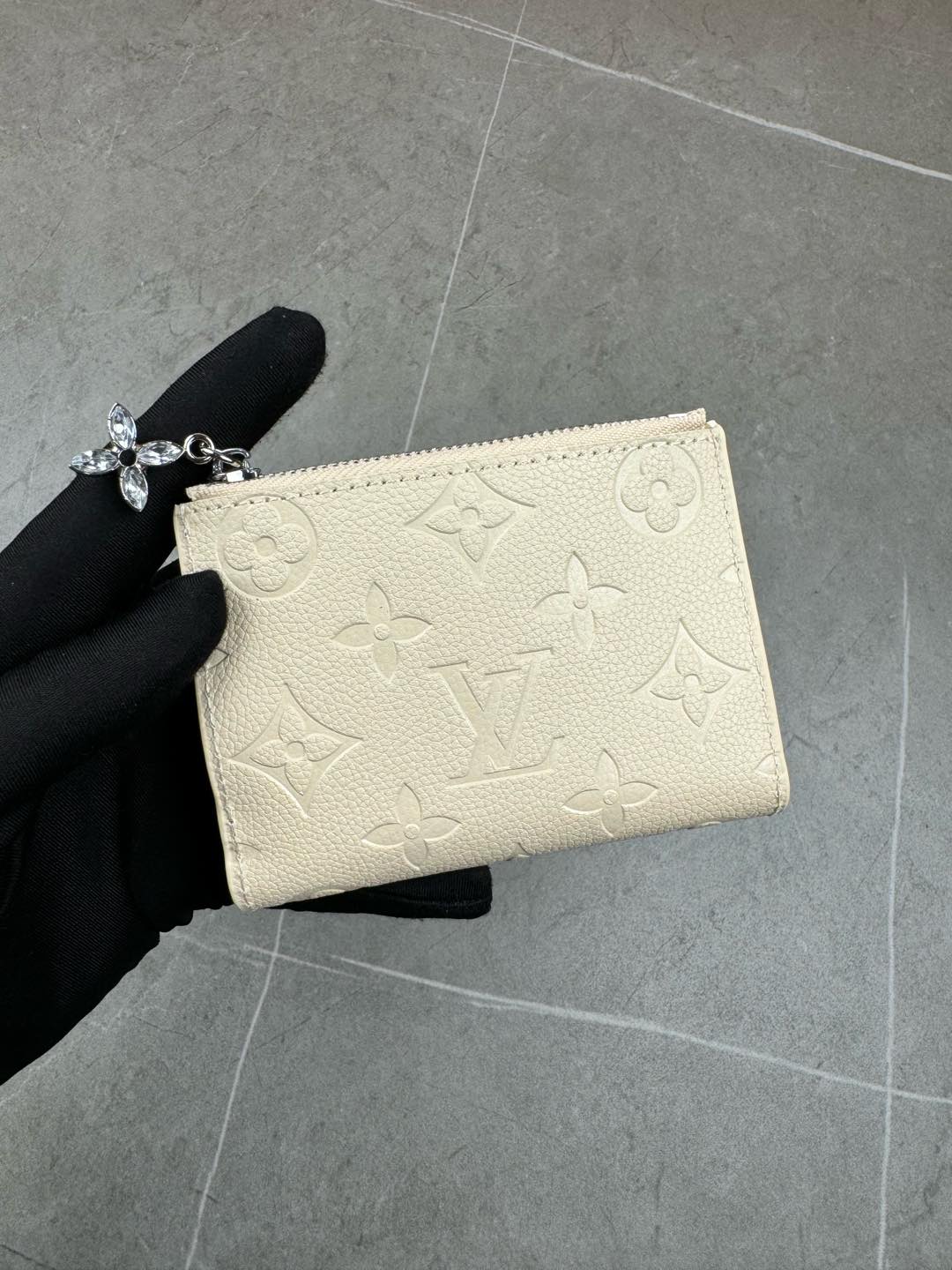 ルイ・ヴィトン モノグラムキャンバス 上品な長財布 レディースへのギフトに最適な定番モデル