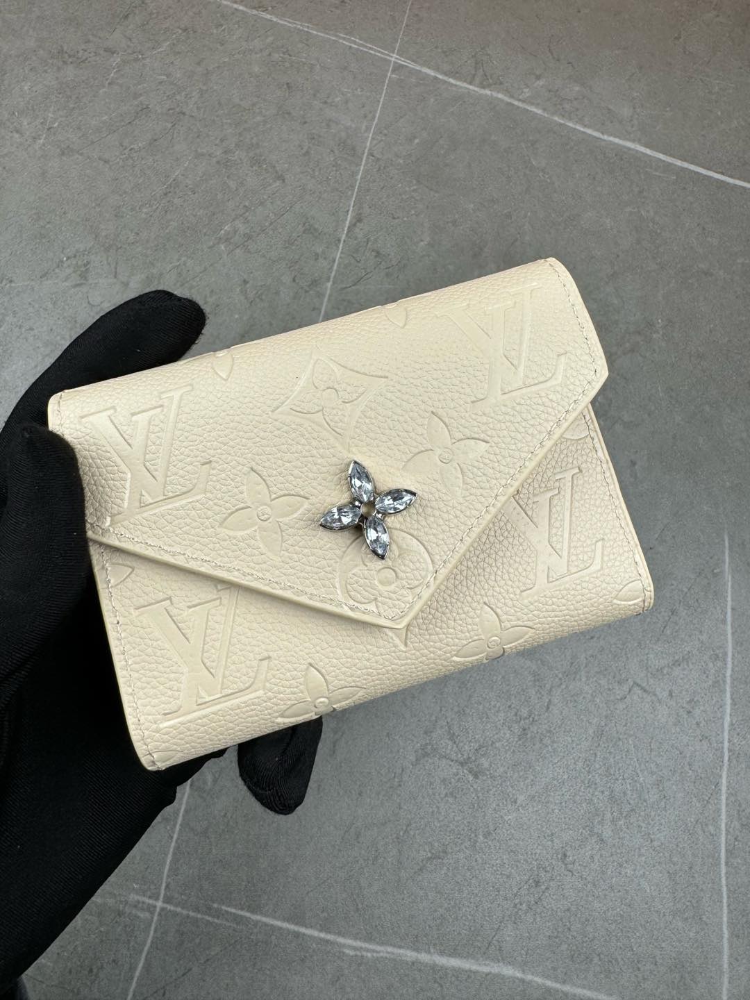 ルイ・ヴィトン モノグラムキャンバス 上品な長財布 レディースへのギフトに最適な定番モデル