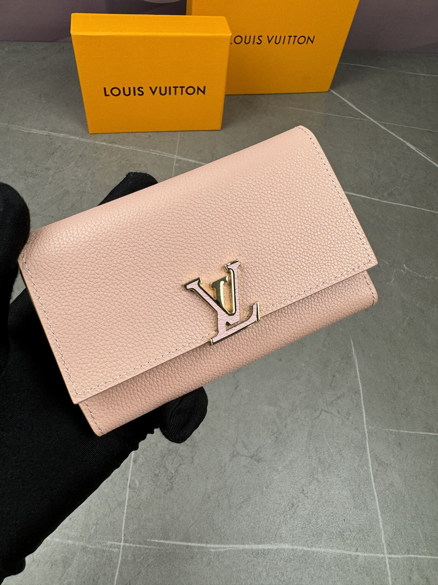 ルイ・ヴィトン モノグラムキャンバス 上品な長財布 レディースのギフトに最適な定番モデル