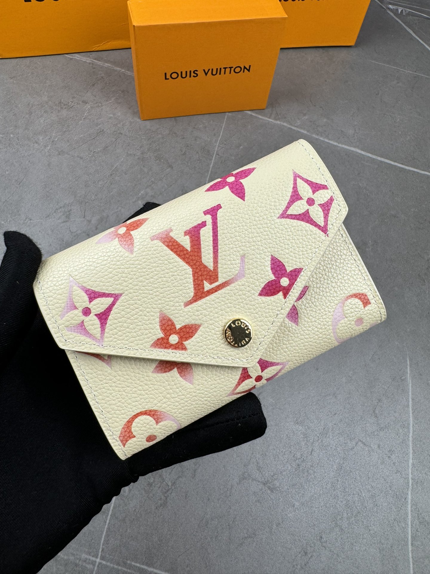 ルイ・ヴィトン モノグラムキャンバス 上品な長財布 レディースに人気の定番モデル
