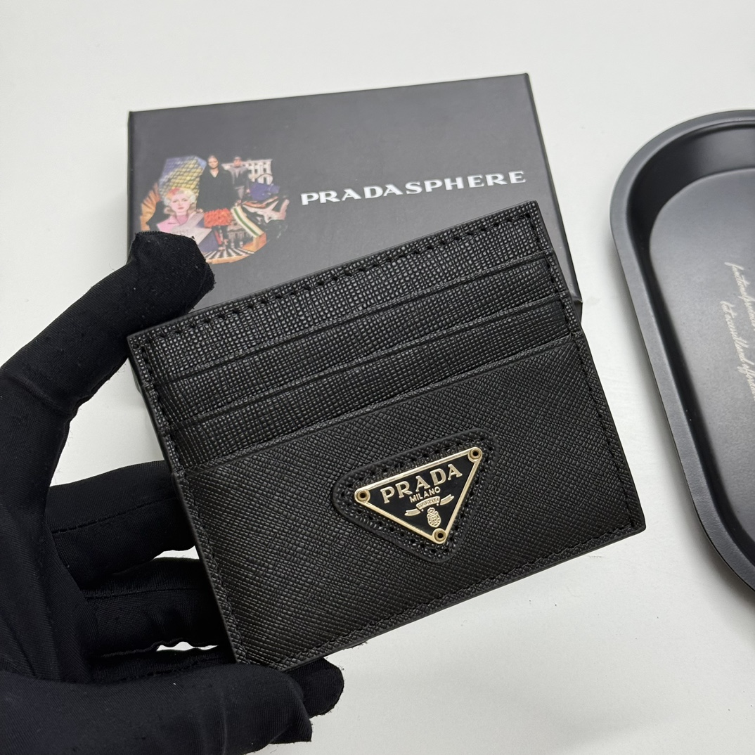 プラダ モノグラムキャンバス 上品で実用的な長財布 レディースギフトにも最適