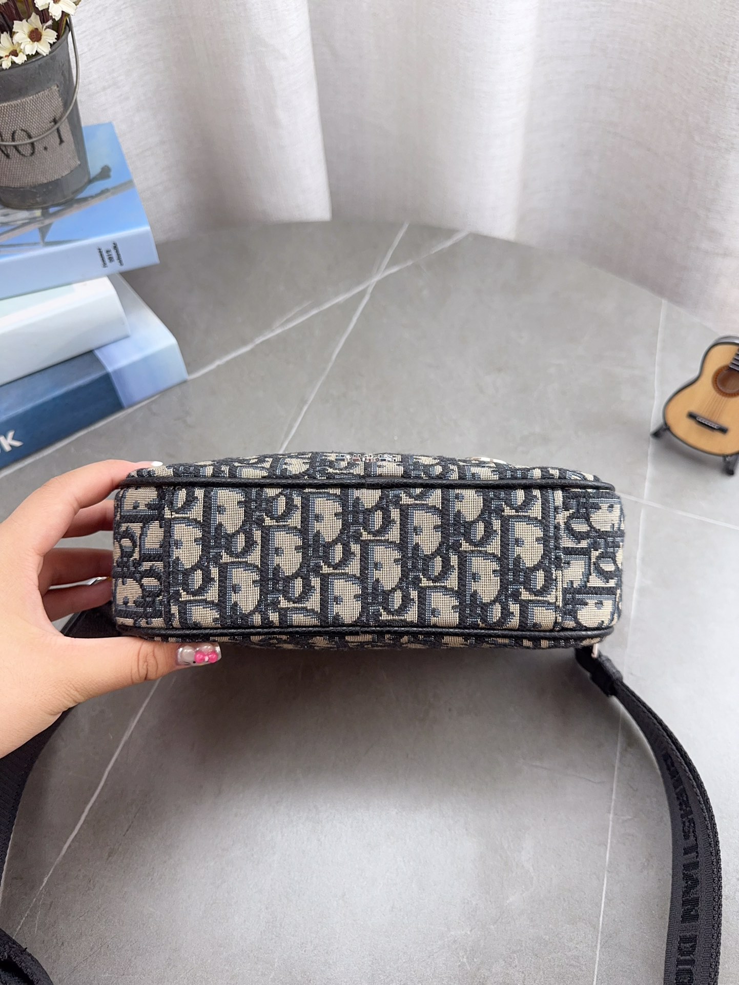 Diorディオール ショルダーバッグ 上質なモノグラムキャンバス 洗練されたデザイン レディースに人気の定番モデル - 画像 3