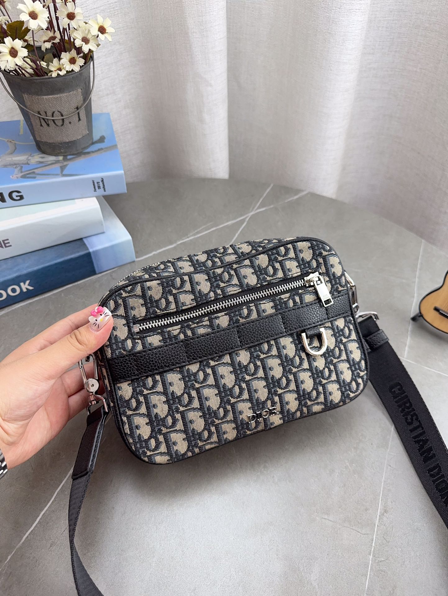 Diorディオール ショルダーバッグ 上質なモノグラムキャンバス 洗練されたデザイン レディースに人気の定番モデル - 画像 4