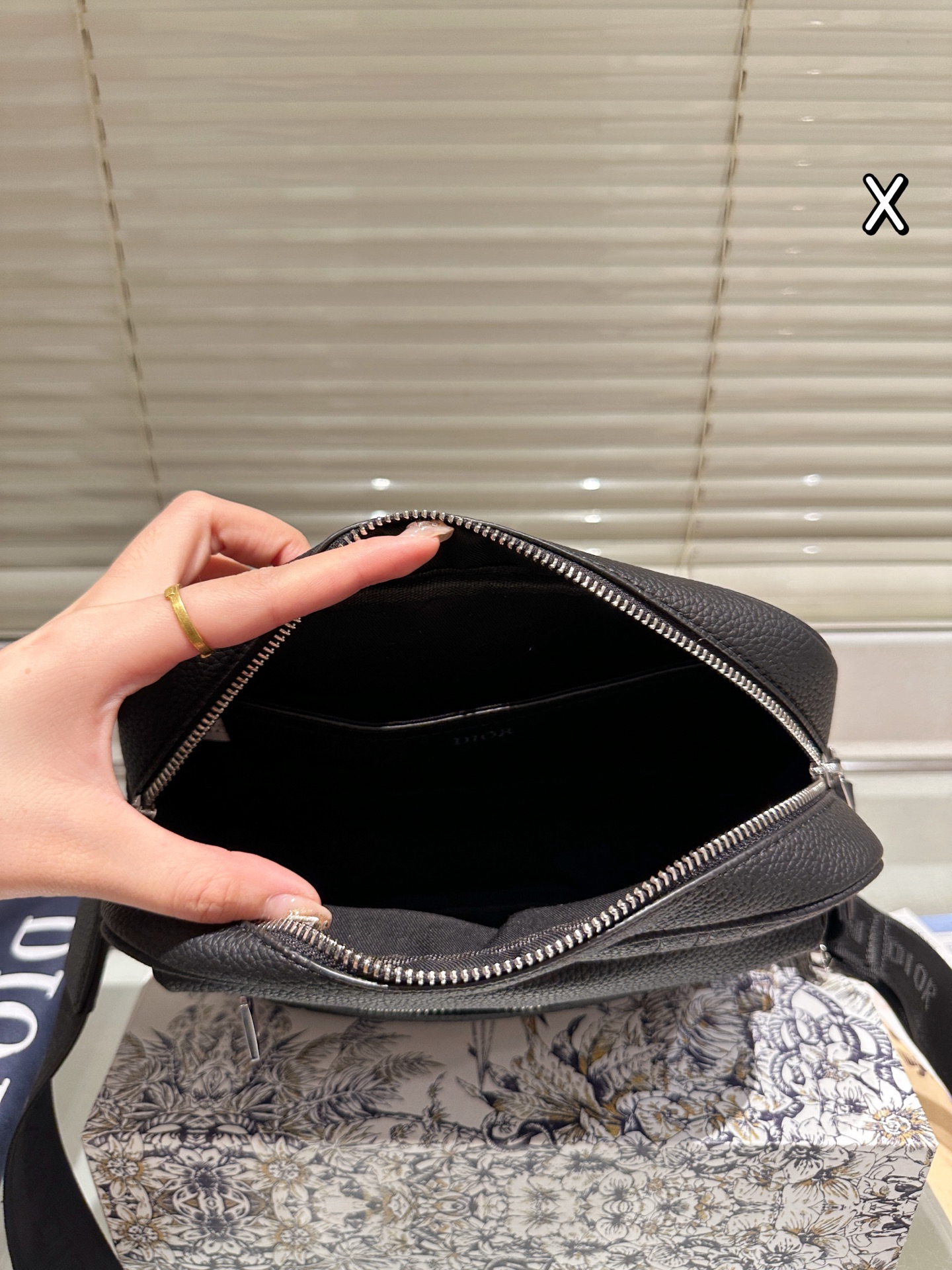 Diorディオール ショルダーバッグ 上質なモノグラムキャンバス仕様 レディースに人気のエレガントなデザイン - 画像 9