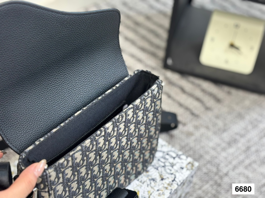 Diorディオール ショルダーバッグ モノグラムキャンバス 上品なデザイン レディース 長く愛用できる定番モデル - 画像 9