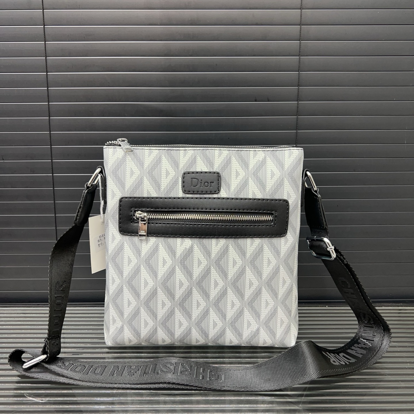 Diorディオール ショルダーバッグ 上質なモノグラムキャンバス 洗練されたデザインでギフトにも最適 - 画像 2