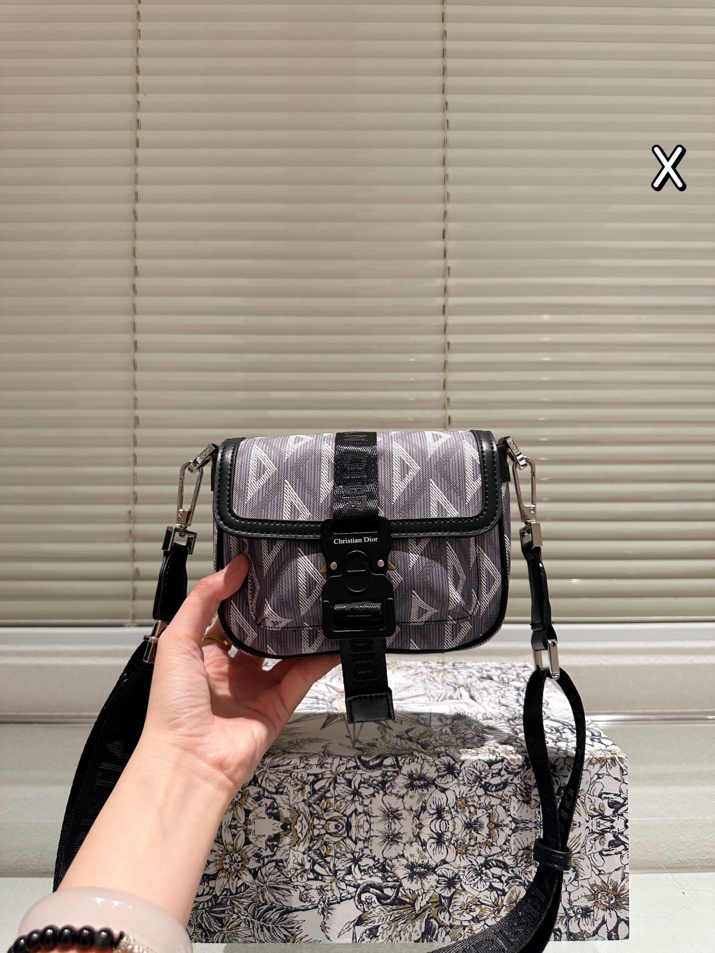 Diorディオール ショルダーバッグ 上質なモノグラムキャンバス 洗練されたデザイン レディースに人気の定番モデル