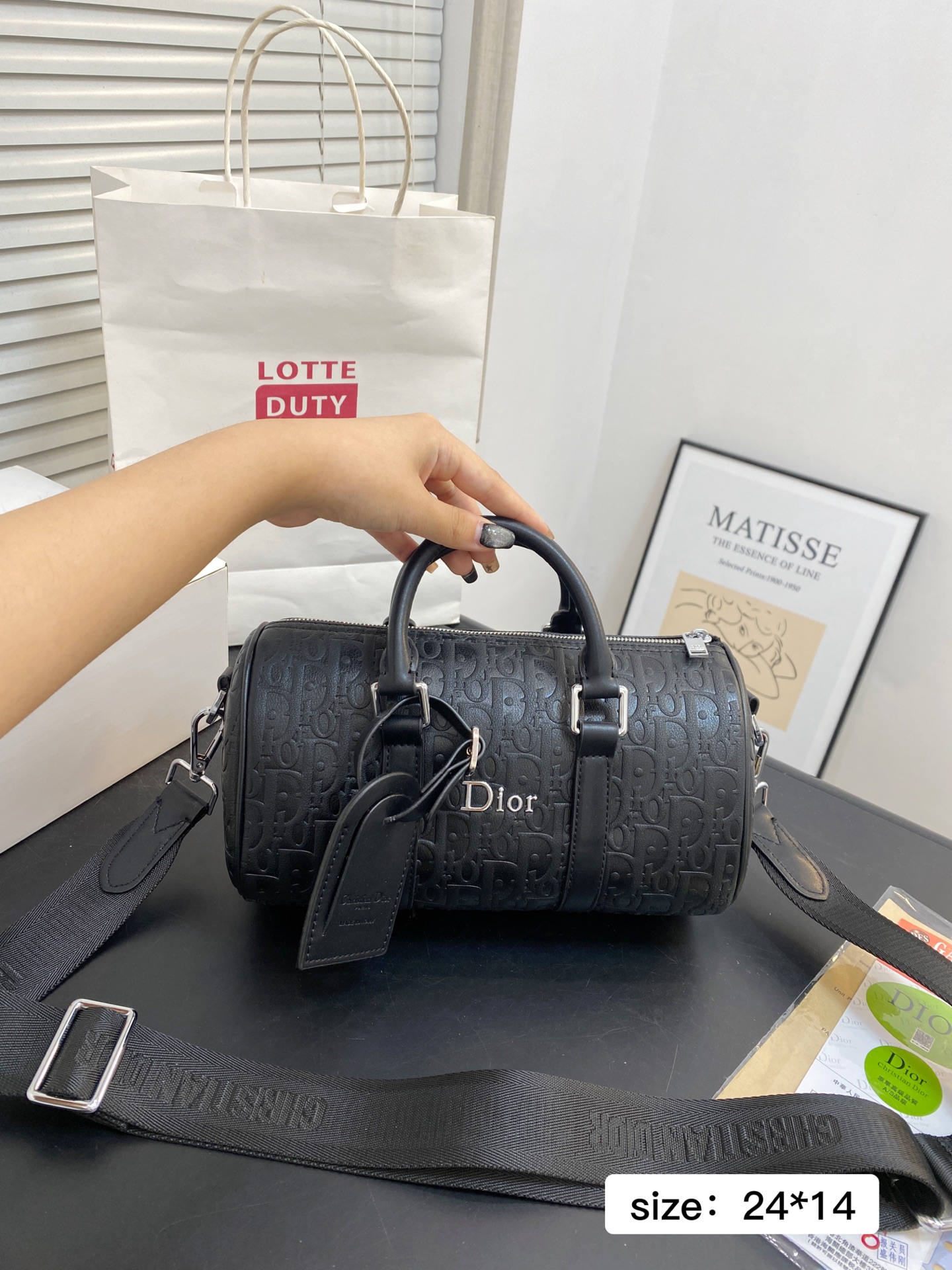 Diorディオール ショルダーバッグ 上品なモノグラムキャンバス レディースに人気の長く愛用できるデザイン