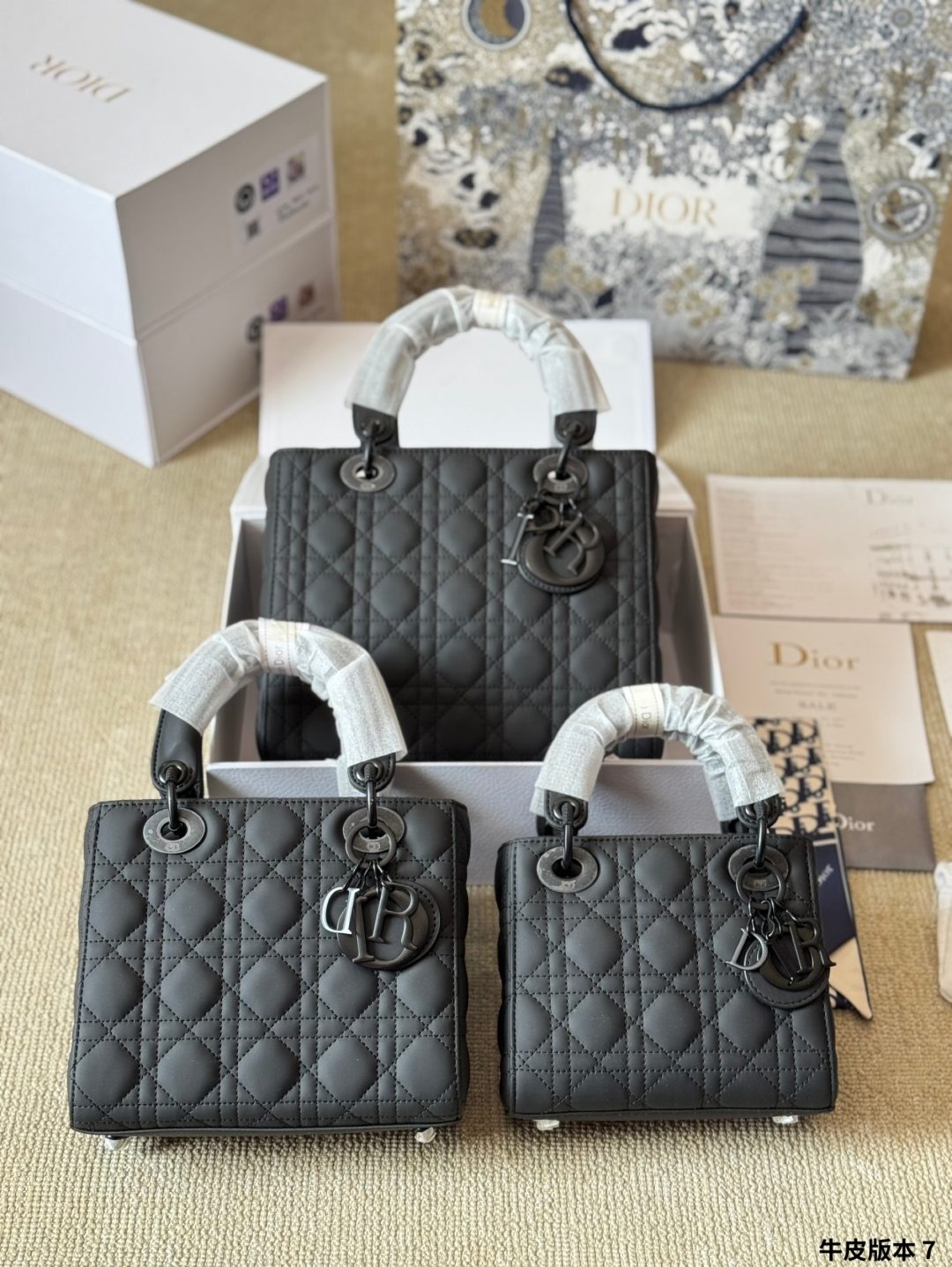 Diorディオール ショルダーバッグ モノグラムキャンバス 上品で実用的なデザイン レディース向け 長く愛用できる定番モデル