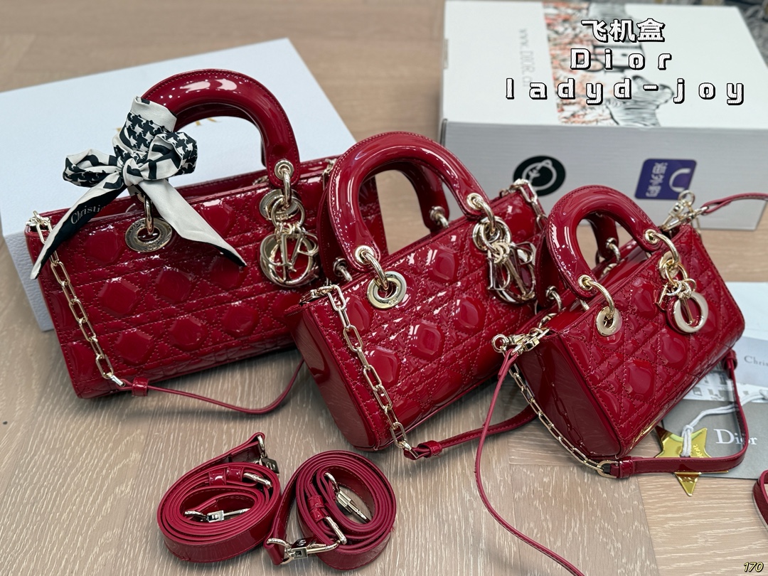 Diorディオール ショルダーバッグ 上品なモノグラムキャンバス レディースに人気の長く愛用できるデザイン