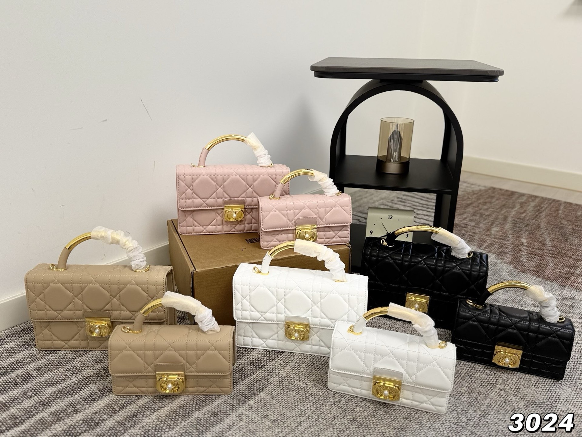 Diorディオール ショルダーバッグ 上品なモノグラムキャンバス レディース向け 長く愛用できる定番モデル