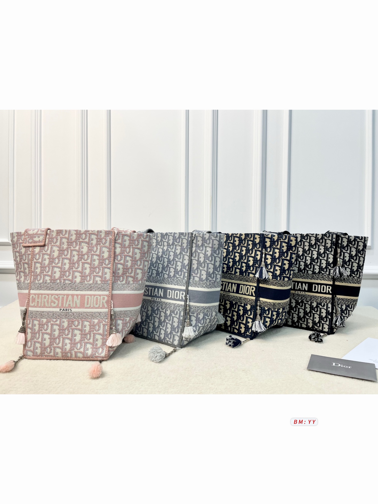 Diorディオール ショルダーバッグ 上質なモノグラムキャンバス仕様 洗練されたデザインでギフトにも最適なレディースモデル