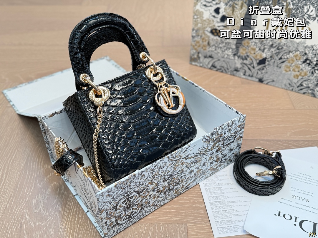 Diorディオール ショルダーバッグ 上品なモノグラムキャンバス レディースに人気の定番モデル