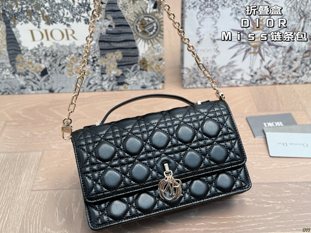 Diorディオール ショルダーバッグ 上品なモノグラムキャンバス レディースに人気の長く愛用できるデザイン