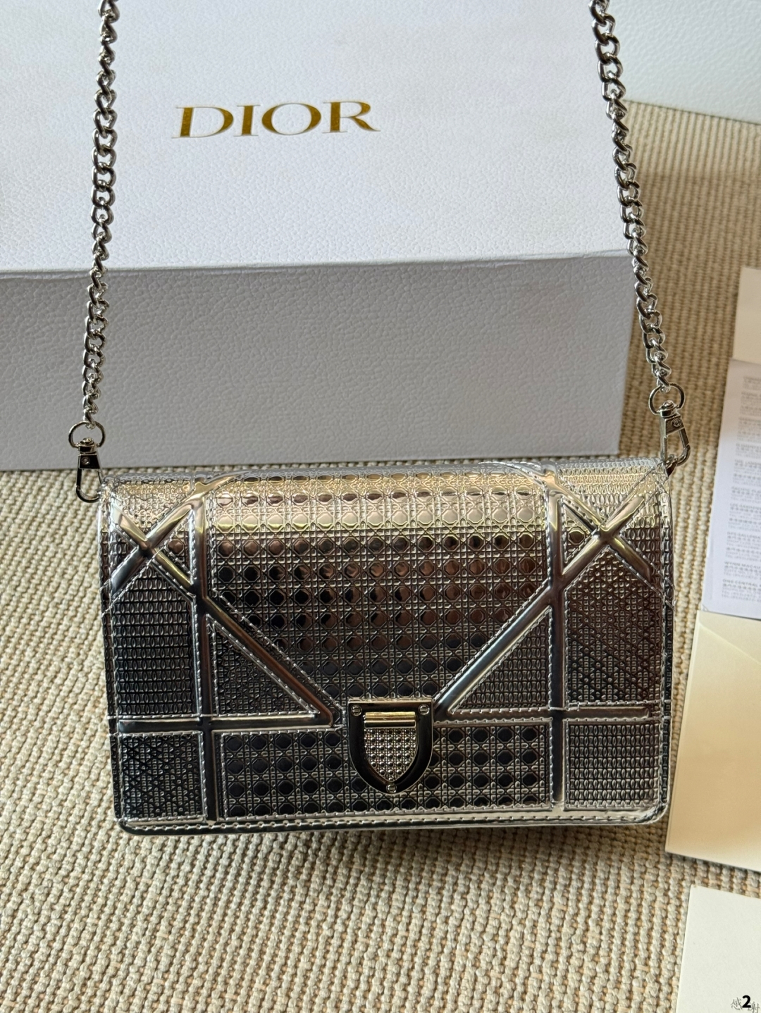 Diorディオール ショルダーバッグ 上品なモノグラムキャンバス レディースに人気の定番モデル ギフトにも最適 - 画像 2
