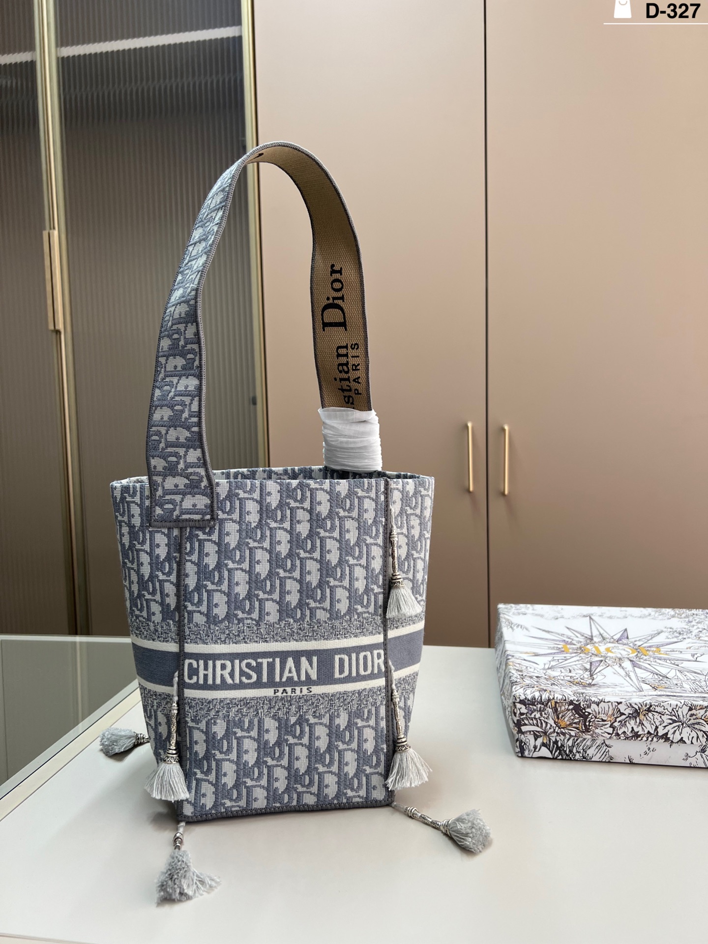 Diorディオール ショルダーバッグ 上品なモノグラムキャンバス レディースに人気の長く愛用できるデザイン