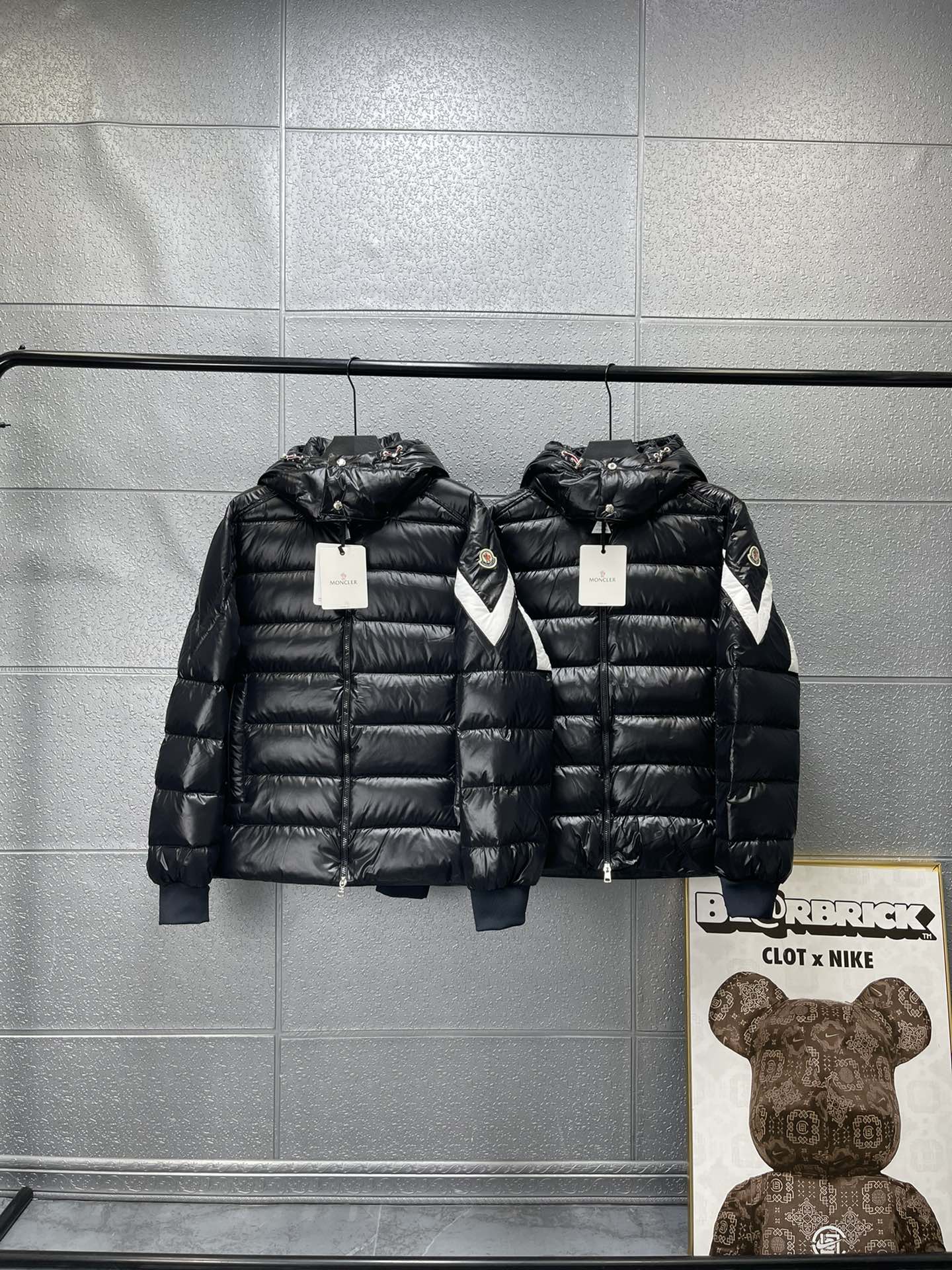 Monclerモンクル フード付きダウンジャケット 黒 2色入