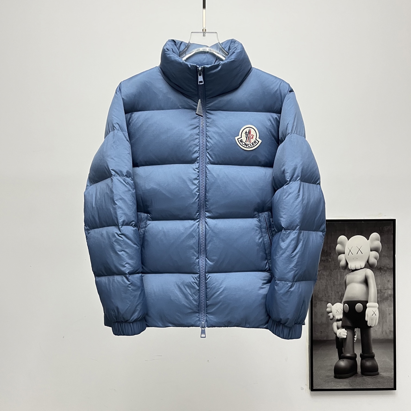 Monclerモンクレール ブルゾン ブルー 保温性抜群 スタイリッシュなデザイン シンプルな色合い ファッション性高い冬の必需品