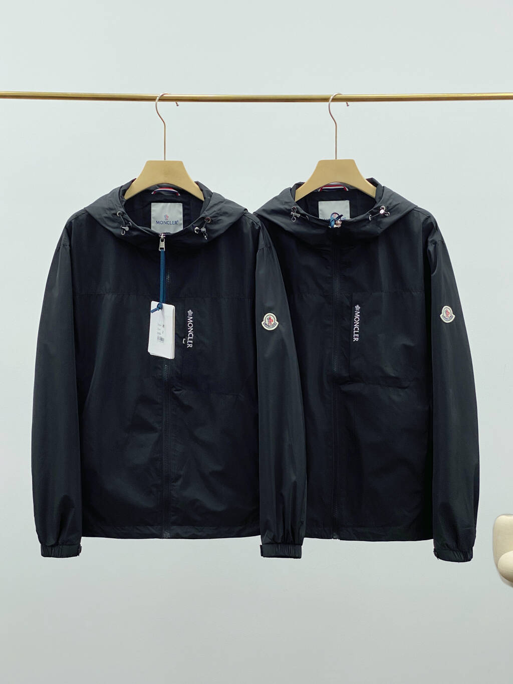 Monclerモンクレール 黒 リブ袖 フード付き軽量防風ジャケット 2色入
