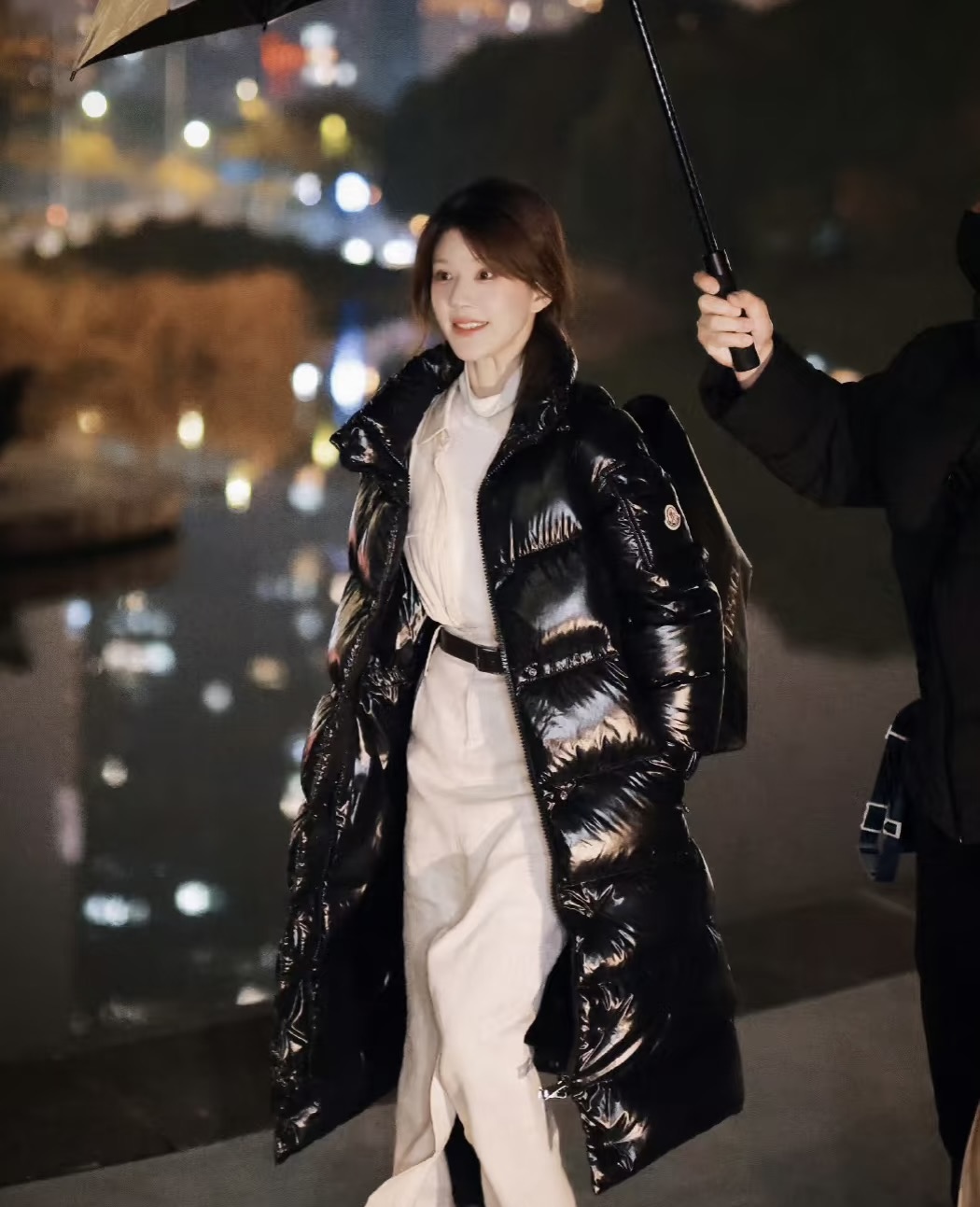 Monclerモンク レディース フェイクファー付きロングダウンコート 黒 4色入