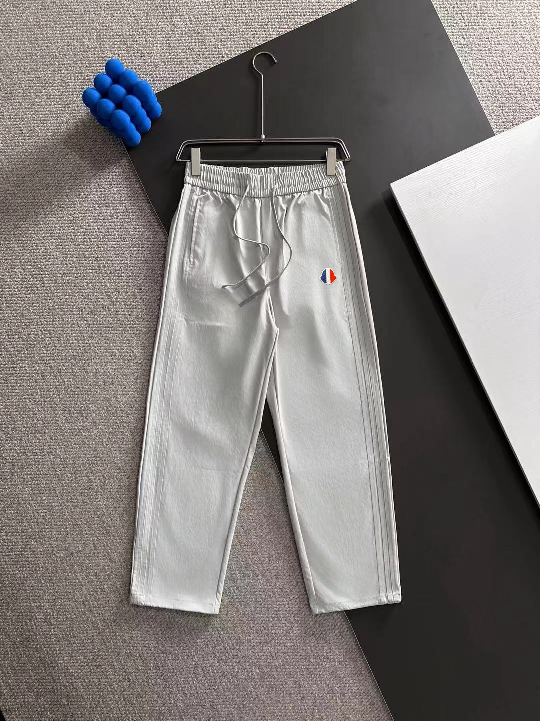 Monclerモンク レディース パンツ ホワイト 3色入 トレーナー風 スポーティー デザイン
