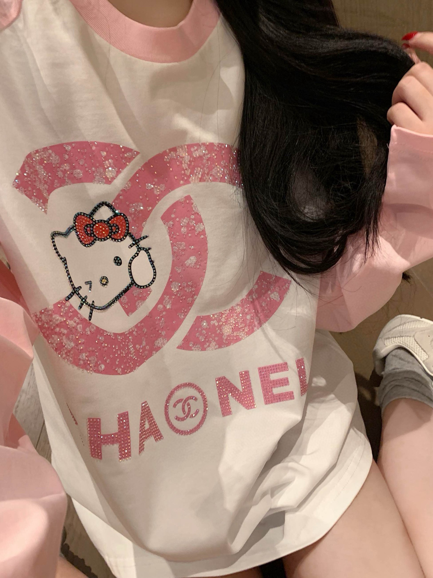 華やかなシャネル×ハローキティ ロングスリーブTシャツ 2色展開