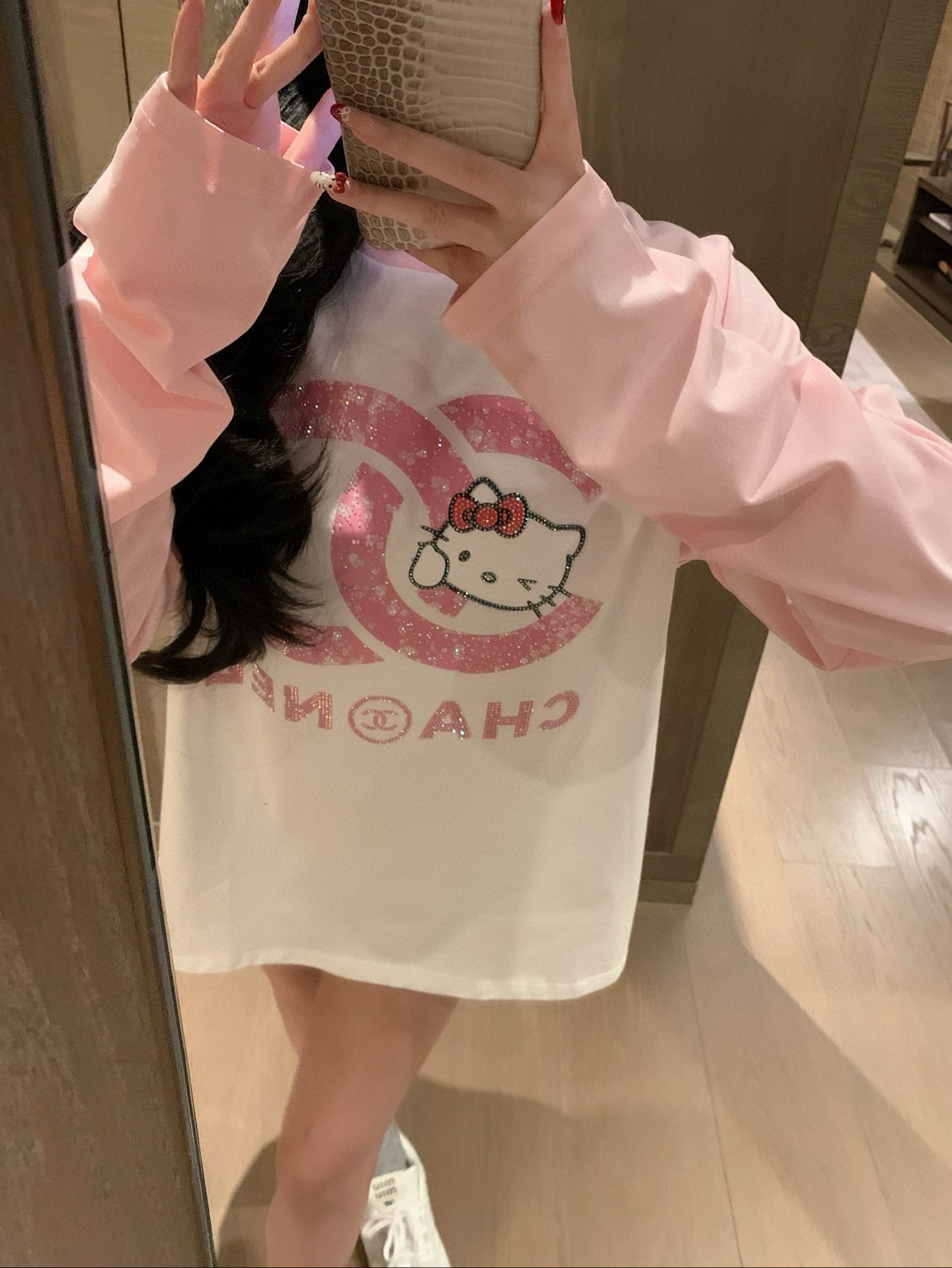 華やかなシャネル×ハローキティ ロングスリーブTシャツ 2色展開 - 画像 2