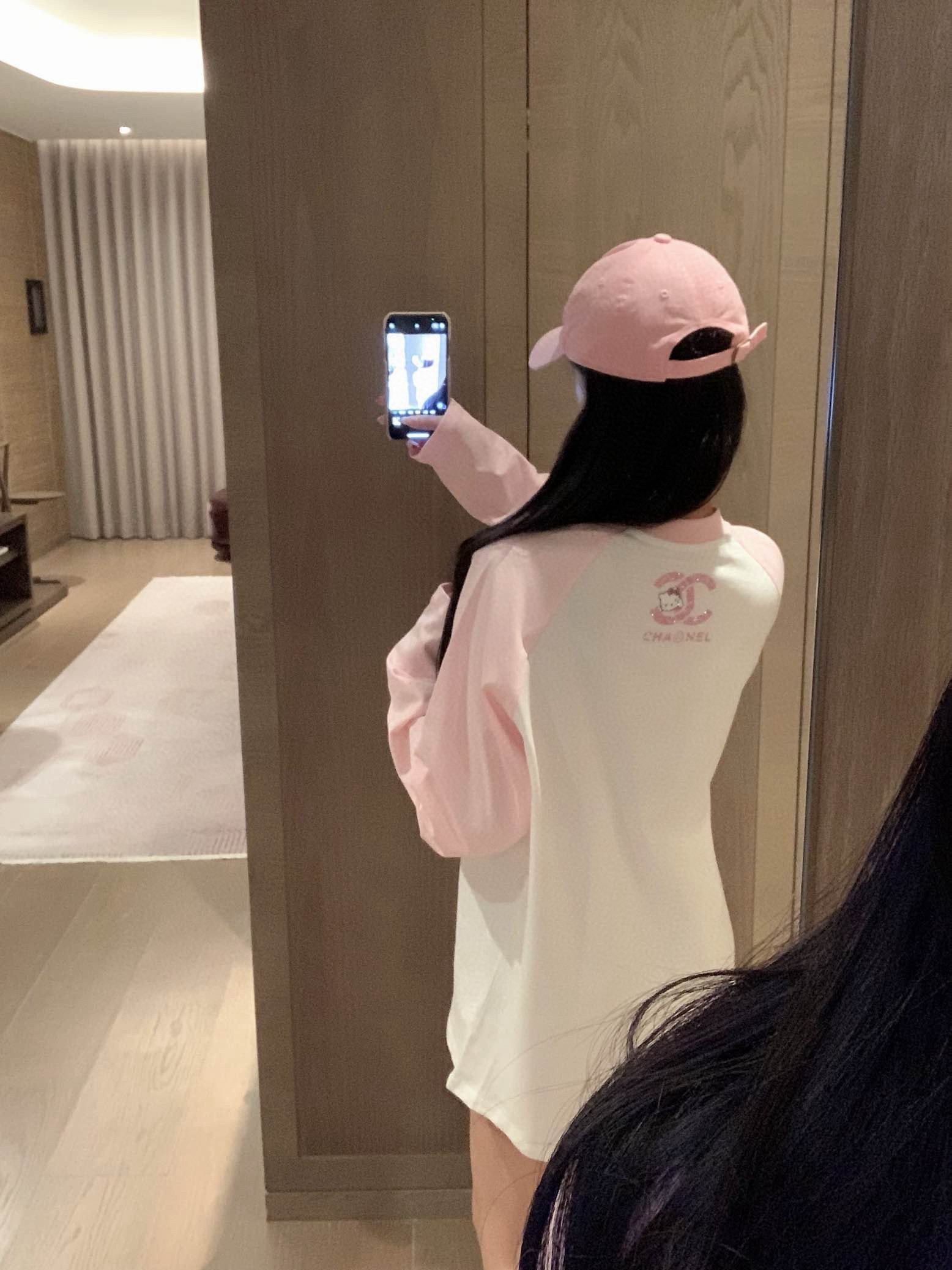 華やかなシャネル×ハローキティ ロングスリーブTシャツ 2色展開 - 画像 3