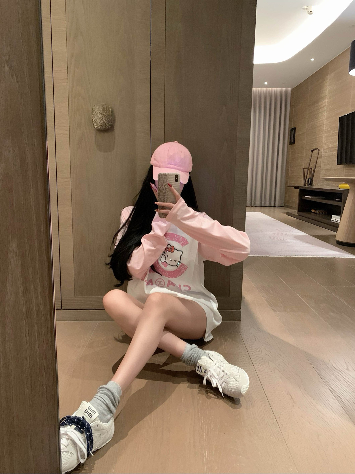 華やかなシャネル×ハローキティ ロングスリーブTシャツ 2色展開 - 画像 4