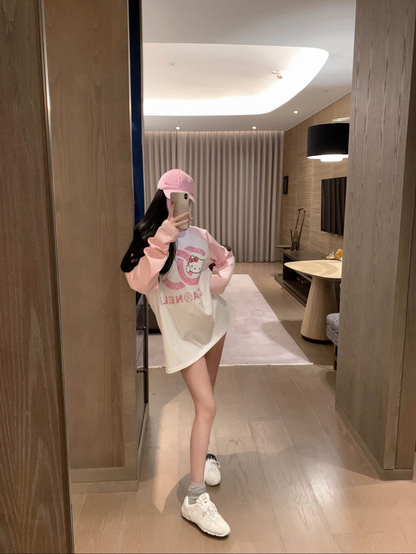華やかなシャネル×ハローキティ ロングスリーブTシャツ 2色展開 - 画像 5