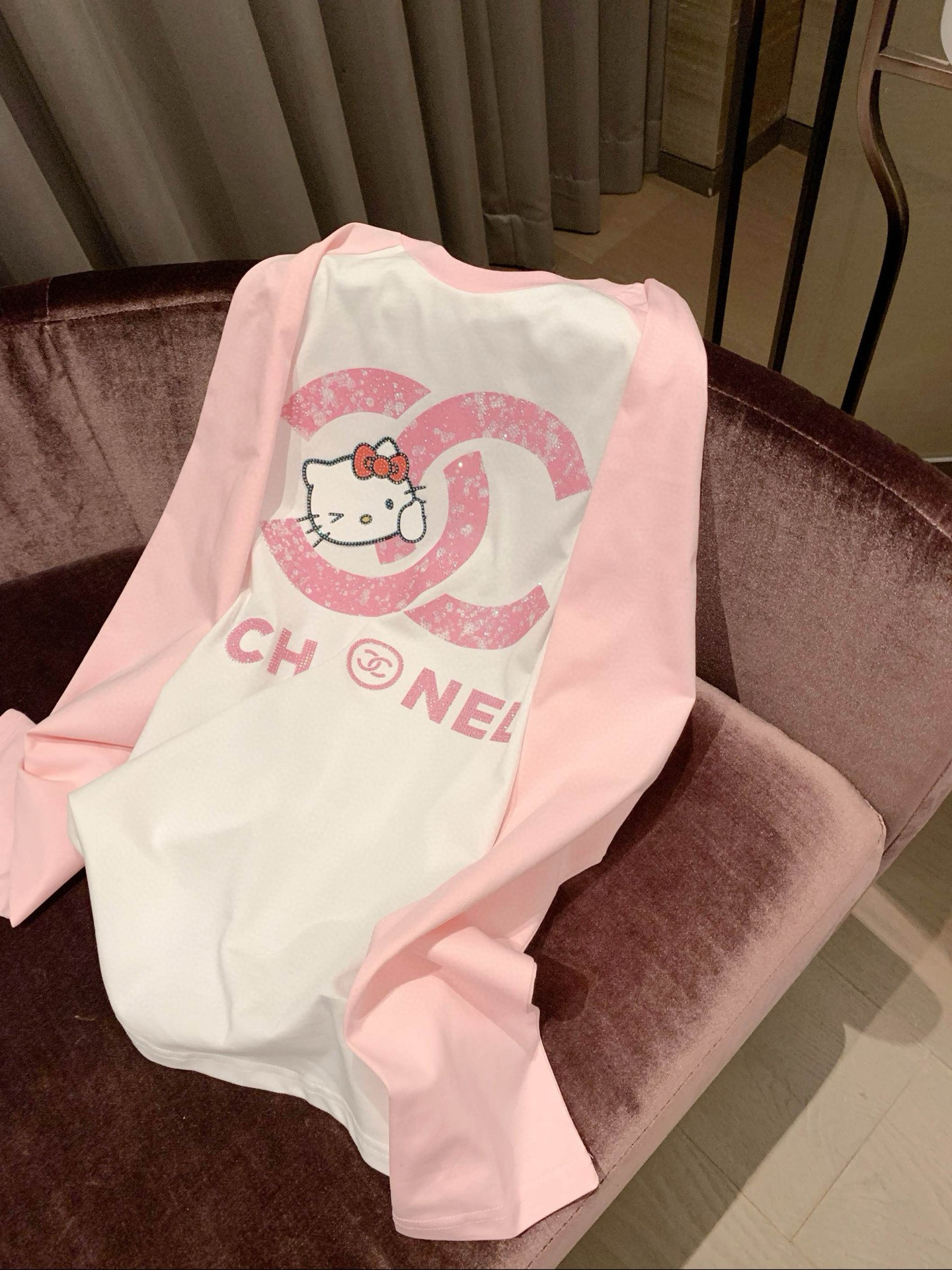 華やかなシャネル×ハローキティ ロングスリーブTシャツ 2色展開 - 画像 6
