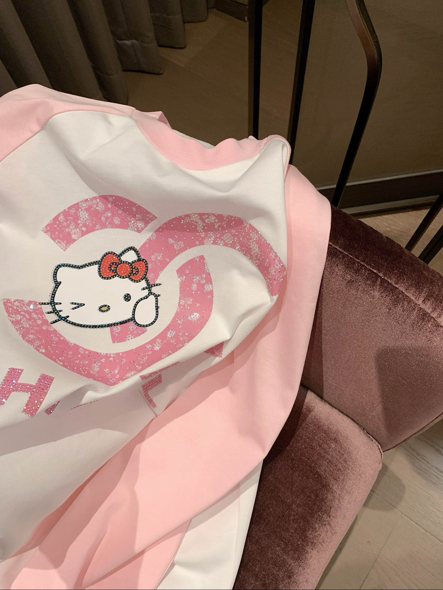 華やかなシャネル×ハローキティ ロングスリーブTシャツ 2色展開 - 画像 7