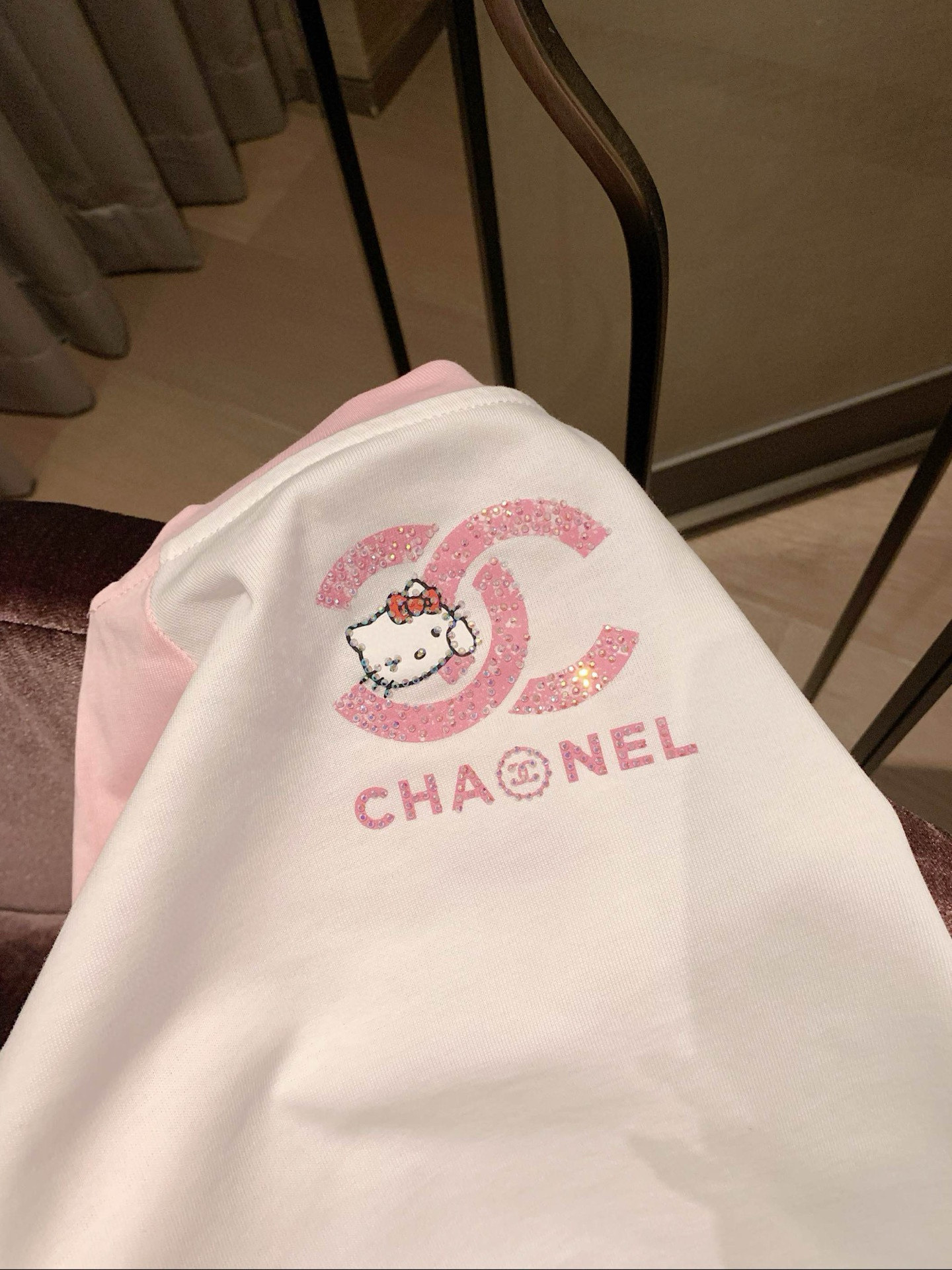 華やかなシャネル×ハローキティ ロングスリーブTシャツ 2色展開 - 画像 8