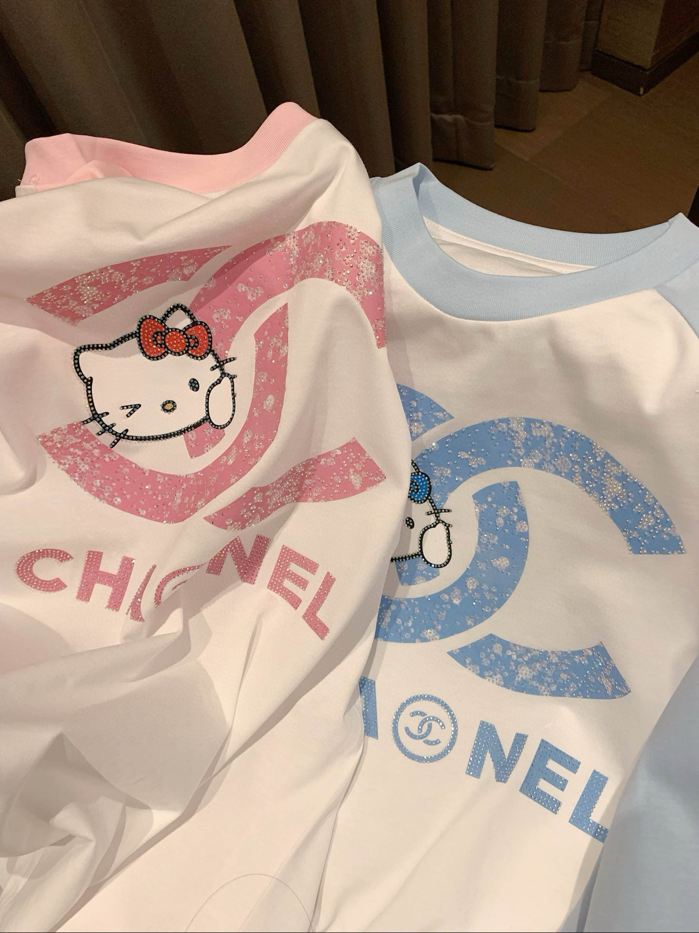 華やかなシャネル×ハローキティ ロングスリーブTシャツ 2色展開 - 画像 9