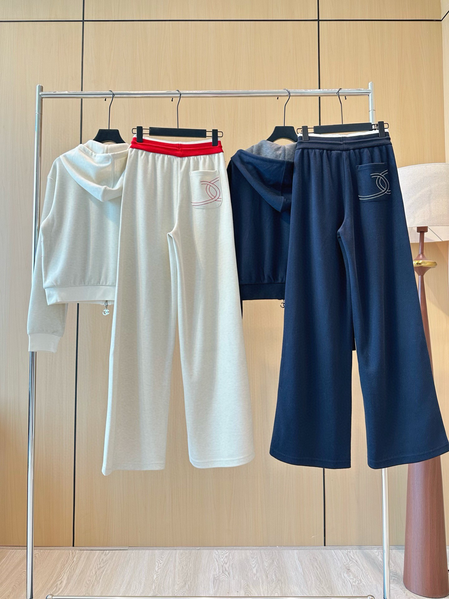 シャネル風 フード付きスウェットスーツ 2色入 男女兼用 ストリートスタイル ジャージセット - 画像 2