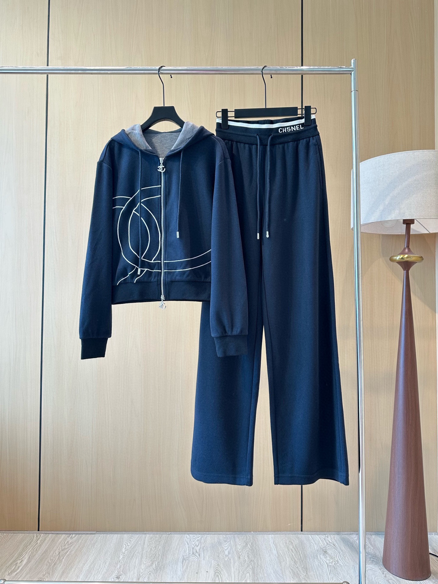 シャネル風 フード付きスウェットスーツ 2色入 男女兼用 ストリートスタイル ジャージセット - 画像 5