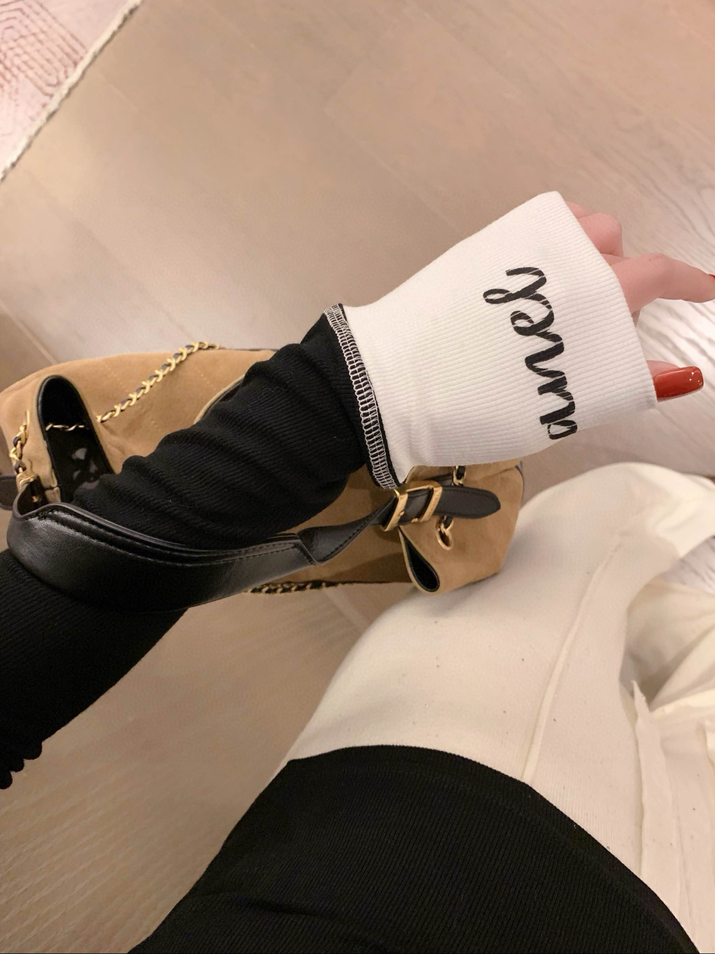 シャネル ロングスリーブ ニットトップス 2色入 黒 白 おしゃれ 着心地良い クルーネック ロゴ入り プリント付き レディース 半袖風 ファッション ブランド シャネル風 - 画像 2