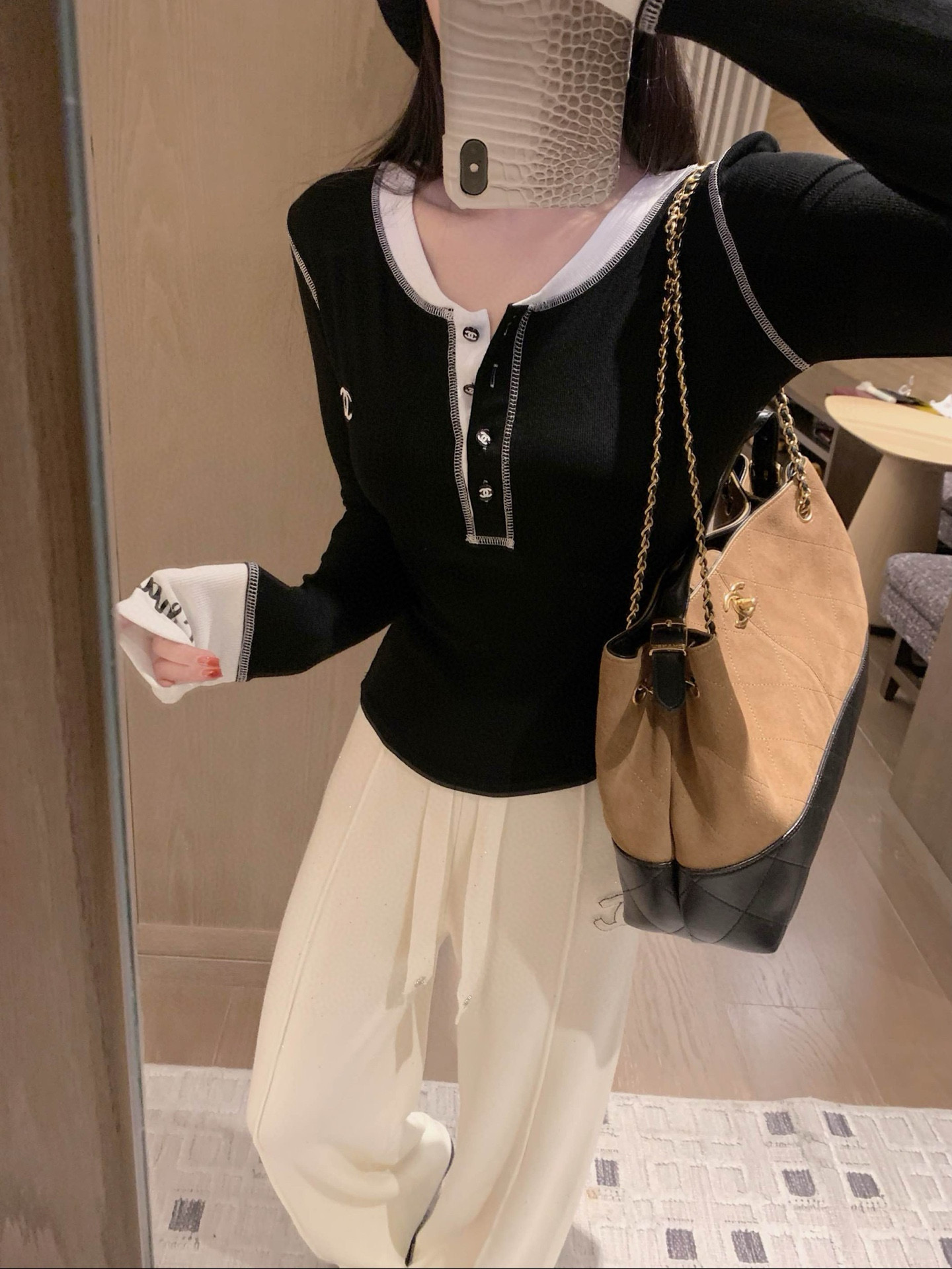 シャネル ロングスリーブ ニットトップス 2色入 黒 白 おしゃれ 着心地良い クルーネック ロゴ入り プリント付き レディース 半袖風 ファッション ブランド シャネル風 - 画像 3