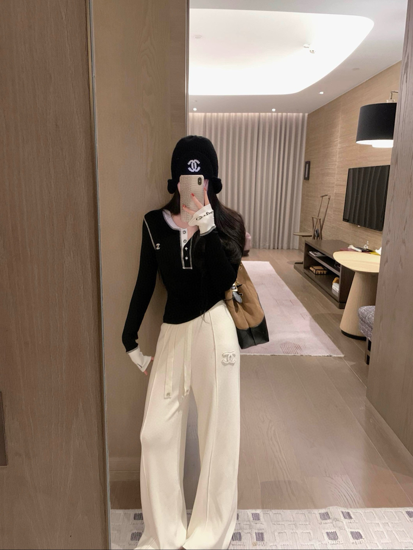 シャネル ロングスリーブ ニットトップス 2色入 黒 白 おしゃれ 着心地良い クルーネック ロゴ入り プリント付き レディース 半袖風 ファッション ブランド シャネル風 - 画像 4