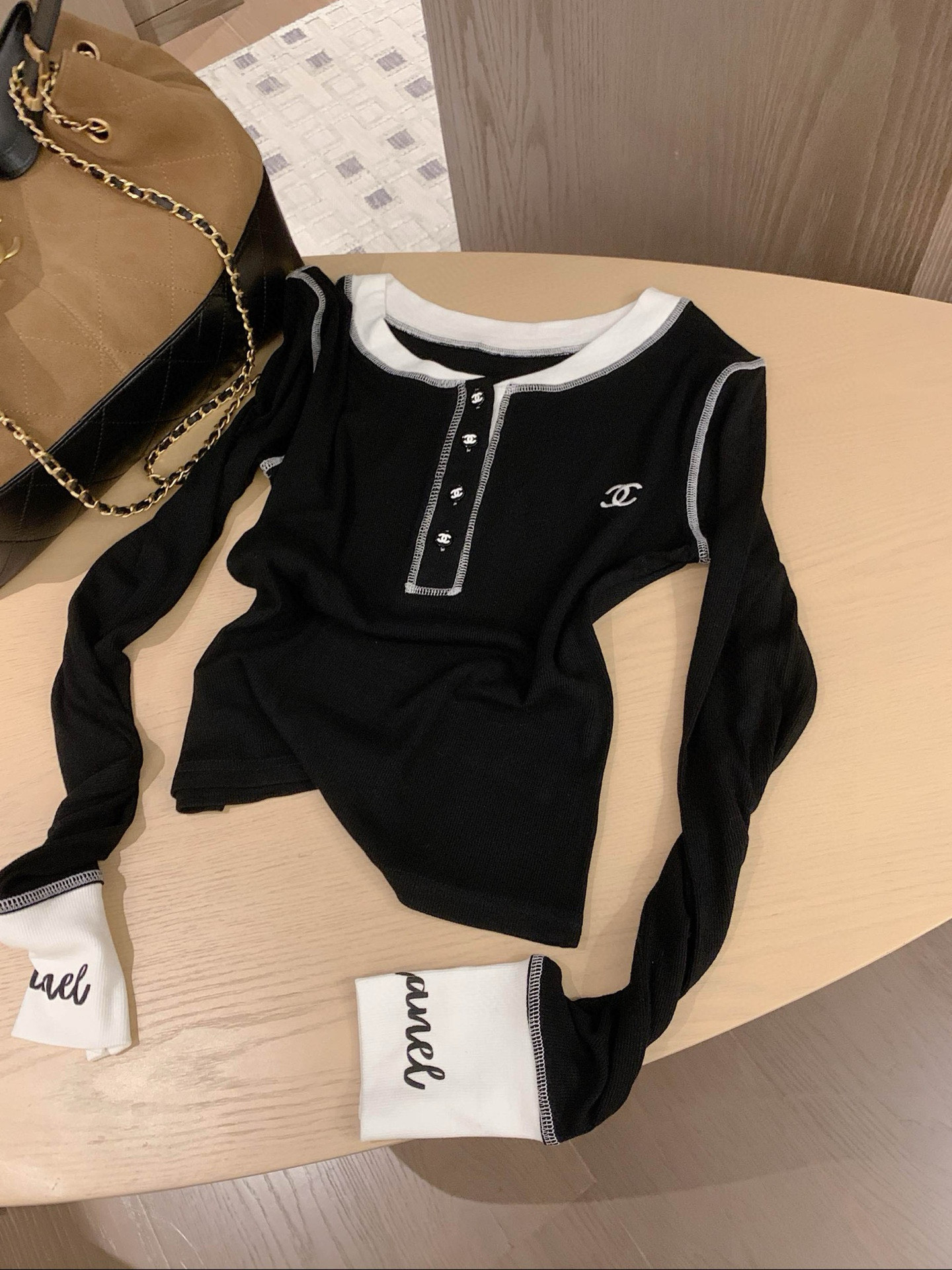 シャネル ロングスリーブ ニットトップス 2色入 黒 白 おしゃれ 着心地良い クルーネック ロゴ入り プリント付き レディース 半袖風 ファッション ブランド シャネル風 - 画像 6