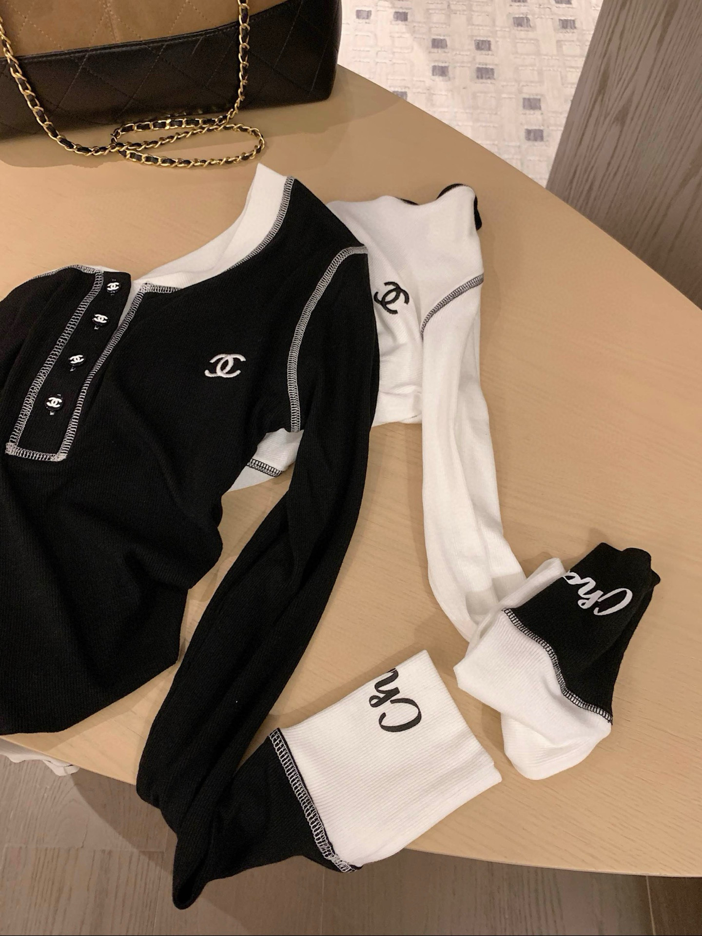 シャネル ロングスリーブ ニットトップス 2色入 黒 白 おしゃれ 着心地良い クルーネック ロゴ入り プリント付き レディース 半袖風 ファッション ブランド シャネル風 - 画像 7