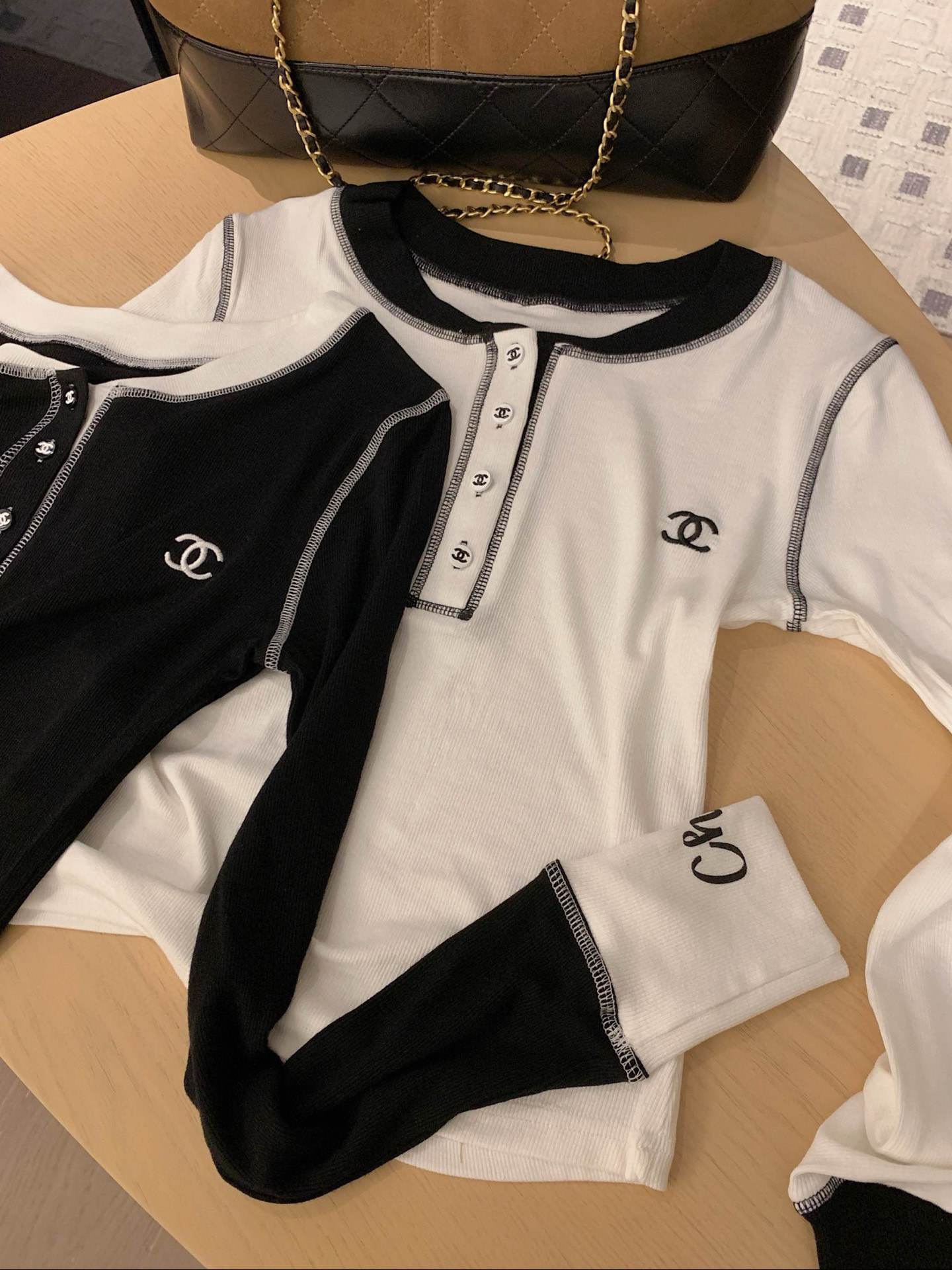 シャネル ロングスリーブ ニットトップス 2色入 黒 白 おしゃれ 着心地良い クルーネック ロゴ入り プリント付き レディース 半袖風 ファッション ブランド シャネル風 - 画像 8