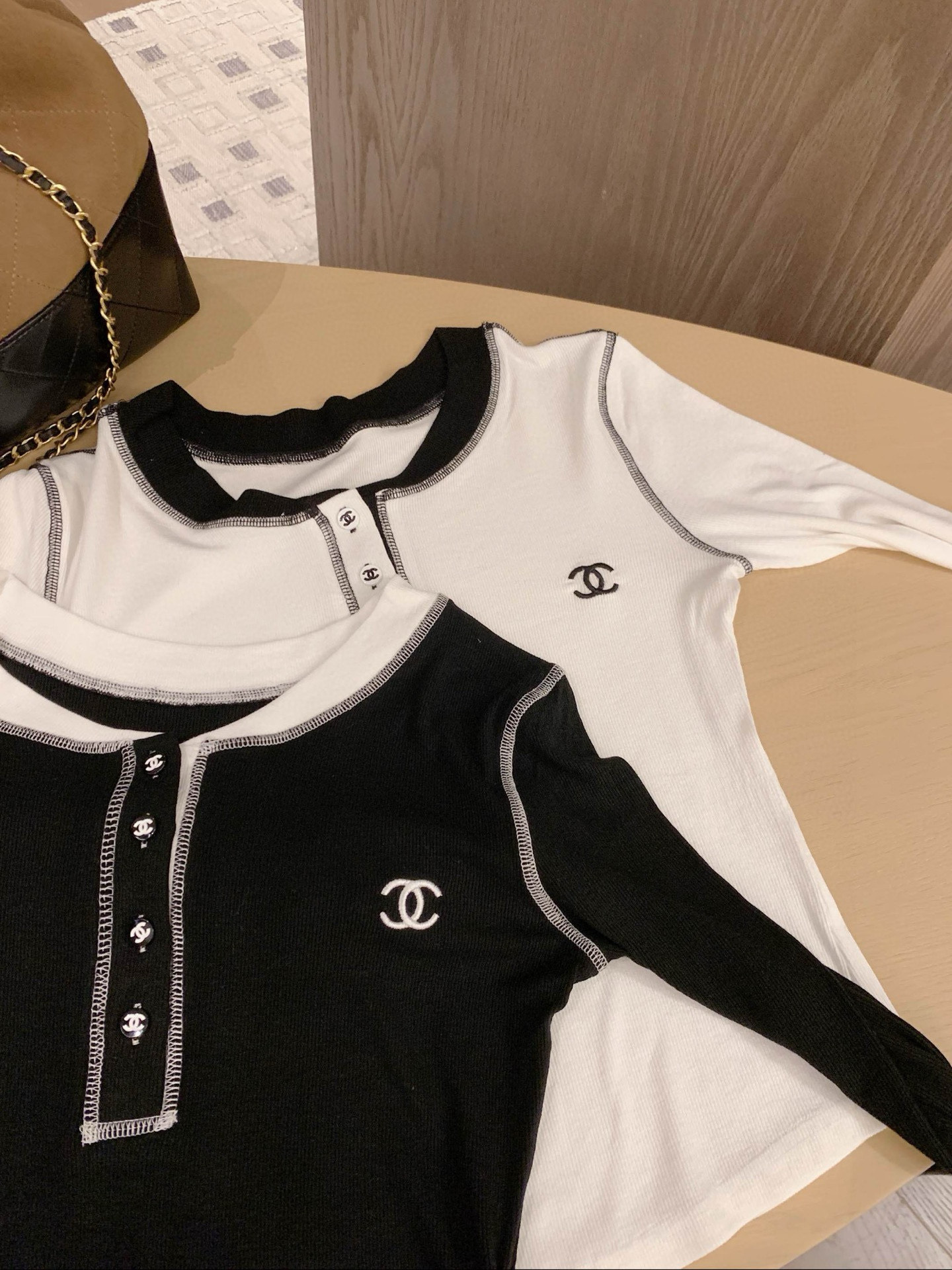 シャネル ロングスリーブ ニットトップス 2色入 黒 白 おしゃれ 着心地良い クルーネック ロゴ入り プリント付き レディース 半袖風 ファッション ブランド シャネル風 - 画像 9